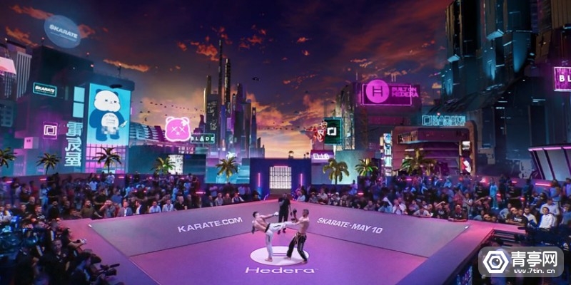 这是一张展示虚拟现实城市景观的图片，有高楼大厦、广告牌和两个在搏击赛台上比赛的动画人物。