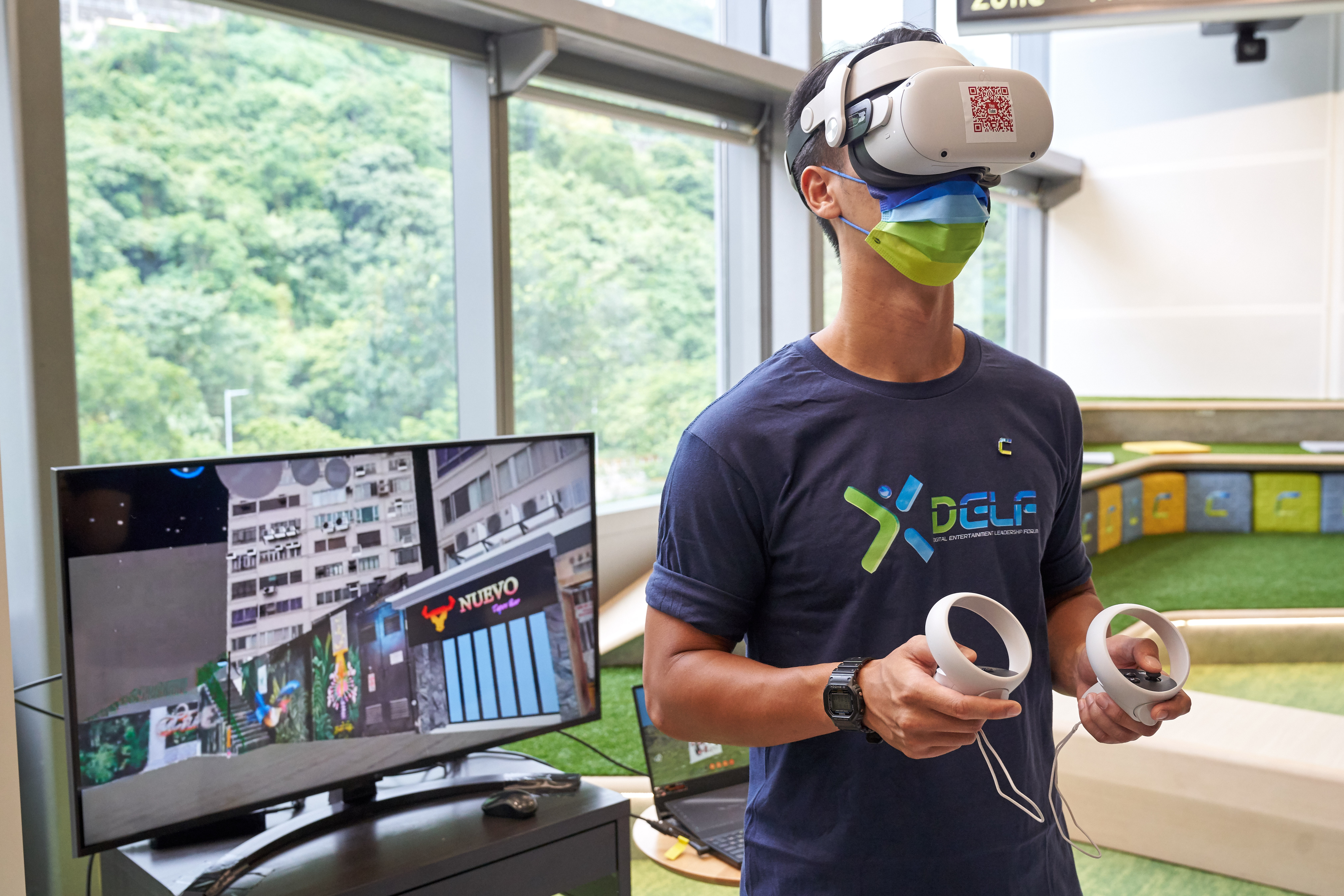 “元宇宙博览馆”戴上VR设备，进内元宇宙沉浸式游览香港昔日街景及观看艺术展。