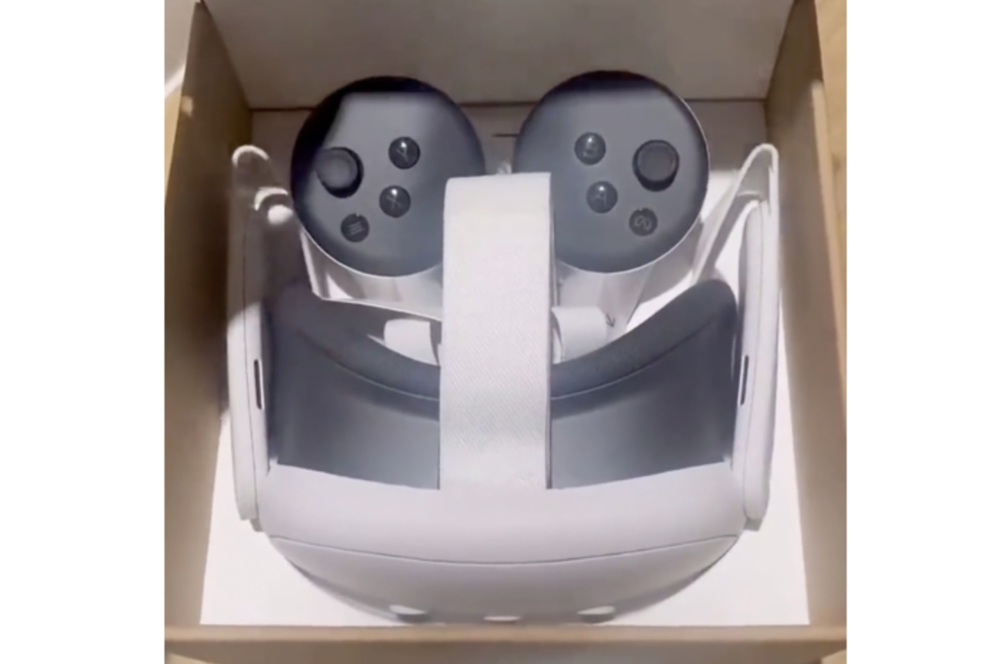 Meta Quest 3 VR 头显真机开箱视频来了，秋季发售